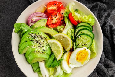 Avokado salata yumurtası, domates, soğan, yeşil yaprak, sebze, sebze, sebze...... iştah açıcı...... iştah açıcı, leziz gurme yemek arkaplanı...... masanın üstünde, rustik üst görünüm...... fotokopi alanı keto ve paleo diyeti vegan ve vejetaryen yemeği.