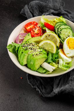 Avokado salata yumurtası, domates, soğan, yeşil yaprak, sebze, sebze, sebze...... iştah açıcı...... iştah açıcı, leziz gurme yemek arkaplanı...... masanın üstünde, rustik üst görünüm...... fotokopi alanı keto ve paleo diyeti vegan ve vejetaryen yemeği.