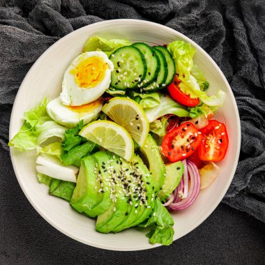 Avokado salata yumurtası, domates, soğan, yeşil yaprak, sebze, sebze, sebze...... iştah açıcı...... iştah açıcı, leziz gurme yemek arkaplanı...... masanın üstünde, rustik üst görünüm...... fotokopi alanı keto ve paleo diyeti vegan ve vejetaryen yemeği.