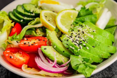 Avokado salata yumurtası, domates, soğan, yeşil yaprak, sebze, sebze, sebze...... iştah açıcı...... iştah açıcı, leziz gurme yemek arkaplanı...... masanın üstünde, rustik üst görünüm...... fotokopi alanı keto ve paleo diyeti vegan ve vejetaryen yemeği.