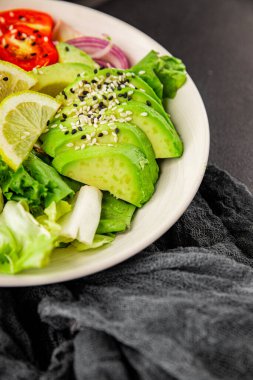 Avokado salata yumurtası, domates, soğan, yeşil yaprak, sebze, sebze, sebze...... iştah açıcı...... iştah açıcı, leziz gurme yemek arkaplanı...... masanın üstünde, rustik üst görünüm...... fotokopi alanı keto ve paleo diyeti vegan ve vejetaryen yemeği.