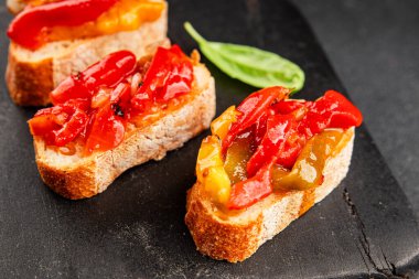 Brüksel usulü kavrulmuş biber, sebze, doğal ürün, lezzetli çerez, leziz gurme yemek arkaplanı, masa üzerinde rustik üst görünüm, fotokopi alanı vegan ve vejetaryen yemekleri.