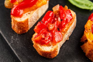 Brüksel usulü kavrulmuş biber, sebze, doğal ürün, lezzetli çerez, leziz gurme yemek arkaplanı, masa üzerinde rustik üst görünüm, fotokopi alanı vegan ve vejetaryen yemekleri.