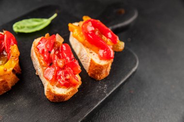 Brüksel usulü kavrulmuş biber, sebze, doğal ürün, lezzetli çerez, leziz gurme yemek arkaplanı, masa üzerinde rustik üst görünüm, fotokopi alanı vegan ve vejetaryen yemekleri.