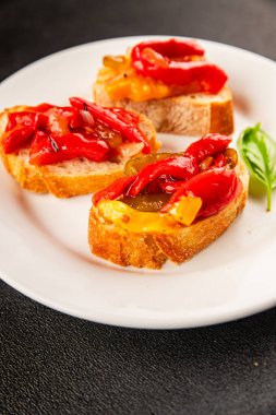 Brüksel usulü kavrulmuş biber, sebze, doğal ürün, lezzetli çerez, leziz gurme yemek arkaplanı, masa üzerinde rustik üst görünüm, fotokopi alanı vegan ve vejetaryen yemekleri.