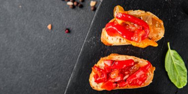 Brüksel usulü kavrulmuş biber, sebze, doğal ürün, lezzetli çerez, leziz gurme yemek arkaplanı, masa üzerinde rustik üst görünüm, fotokopi alanı vegan ve vejetaryen yemekleri.