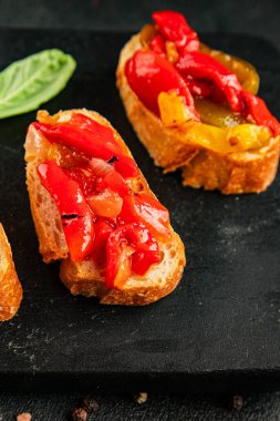 Brüksel usulü kavrulmuş biber, sebze, doğal ürün, lezzetli çerez, leziz gurme yemek arkaplanı, masa üzerinde rustik üst görünüm, fotokopi alanı vegan ve vejetaryen yemekleri.