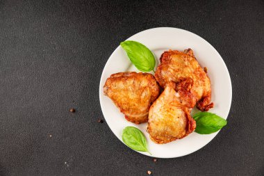 Tavuk butları kızarmış kümes hayvanları eti... doğal ürün... lezzetli çerez... lezzetli gurme yemek arka planı... masanın kırsal kesiminde... fotokopi alanı.