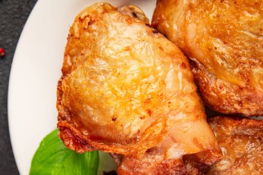 Tavuk butları kızarmış kümes hayvanları eti... doğal ürün... lezzetli çerez... lezzetli gurme yemek arka planı... masanın kırsal kesiminde... fotokopi alanı.