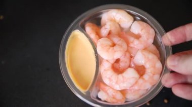 Tavuk butları kızarmış kümes hayvanları eti... doğal ürün... lezzetli çerez... lezzetli gurme yemek arka planı... masanın kırsal kesiminde... fotokopi alanı.