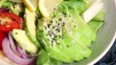 Avokado salata yumurtası, domates, soğan, yeşil yaprak salatası sebze, doğal çerez, lezzetli çerez, lezzetli gurme yemek arka planı, masa rustik üst görünüm fotokopi alanı keto ve paleo diyet vegan ve vejetaryen yemekleri.