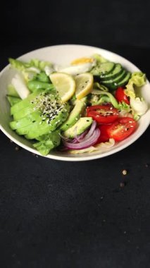 Avokado salata yumurtası, domates, soğan, yeşil yaprak salatası sebze, doğal çerez, lezzetli çerez, lezzetli gurme yemek arka planı, masa rustik üst görünüm fotokopi alanı keto ve paleo diyet vegan ve vejetaryen yemekleri.