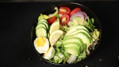 Avokado salata yumurtası, domates, soğan, yeşil yaprak salatası sebze, doğal çerez, lezzetli çerez, lezzetli gurme yemek arka planı, masa rustik üst görünüm fotokopi alanı keto ve paleo diyet vegan ve vejetaryen yemekleri.