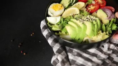 Avokado salata yumurtası, domates, soğan, yeşil yaprak salatası sebze, doğal çerez, lezzetli çerez, lezzetli gurme yemek arka planı, masa rustik üst görünüm fotokopi alanı keto ve paleo diyet vegan ve vejetaryen yemekleri.