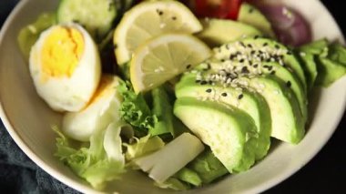 Avokado salata yumurtası, domates, soğan, yeşil yaprak salatası sebze, doğal çerez, lezzetli çerez, lezzetli gurme yemek arka planı, masa rustik üst görünüm fotokopi alanı keto ve paleo diyet vegan ve vejetaryen yemekleri.