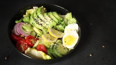 Avokado salata yumurtası, domates, soğan, yeşil yaprak salatası sebze, doğal çerez, lezzetli çerez, lezzetli gurme yemek arka planı, masa rustik üst görünüm fotokopi alanı keto ve paleo diyet vegan ve vejetaryen yemekleri.