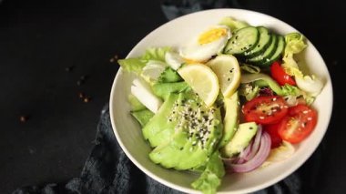 Avokado salata yumurtası, domates, soğan, yeşil yaprak salatası sebze, doğal çerez, lezzetli çerez, lezzetli gurme yemek arka planı, masa rustik üst görünüm fotokopi alanı keto ve paleo diyet vegan ve vejetaryen yemekleri.