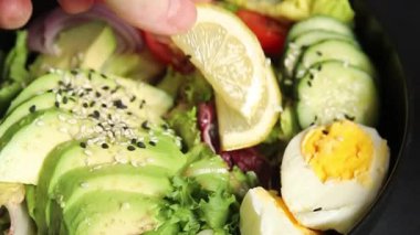 Avokado salata yumurtası, domates, soğan, yeşil yaprak salatası sebze, doğal çerez, lezzetli çerez, lezzetli gurme yemek arka planı, masa rustik üst görünüm fotokopi alanı keto ve paleo diyet vegan ve vejetaryen yemekleri.