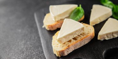 İşlenmiş peynirin işlenmiş porsiyon peyniri. Sandviç için. Lezzetli çerez.