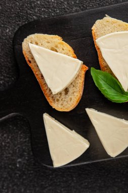 İşlenmiş peynirin işlenmiş porsiyon peyniri. Sandviç için. Lezzetli çerez.