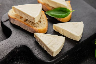 İşlenmiş peynirin işlenmiş porsiyon peyniri. Sandviç için. Lezzetli çerez.