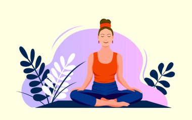 Evde yoga stüdyosu var. Kadın, meditasyon pozunda mindere oturur. Evde yoga dersleri. Modern bir apartmanın içinde. Yoga konsepti.