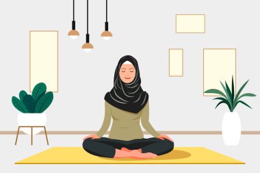 Evde yoga stüdyosu var. Müslüman kadın meditasyon pozunda mindere oturur. Evde yoga dersleri. Modern bir apartmanın içinde. Yoga konsepti.