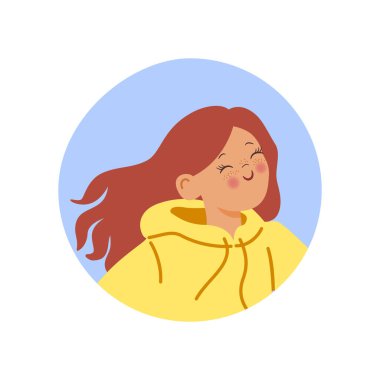 Uzun kızıl saçlı, komik yüzlü, sarı kapüşonlu bir kız.