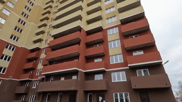 Fesselnde Glatte Kamerabewegung Zeigt Schöne Hellbraune Gebäudefassade Immobilienverkaufs Konzept — Stockvideo