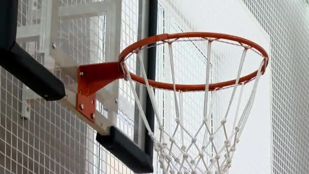 Баскетбольный Мяч Успешно Проходит Через Обруч Высококачественные Fullhd Кадры — стоковое видео
