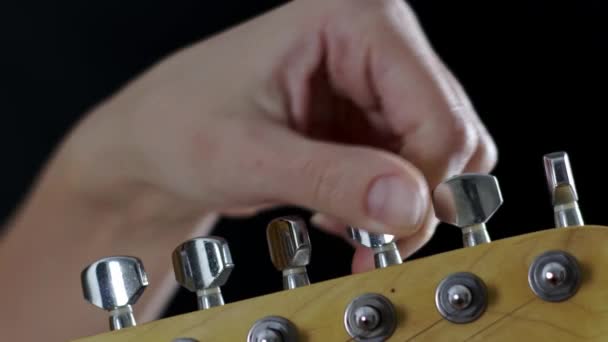 Una Chica Músico Cerca Afinando Las Cuerdas Una Guitarra Intérprete — Vídeo de stock
