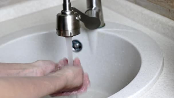 Uma Mulher Cozinha Lavar Mãos Com Água Torneira Higiene Conceito — Vídeo de Stock