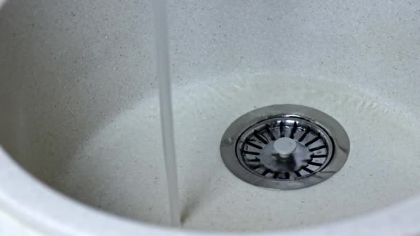 一股清澈的水流入陶瓷水池 卫生是一个旨在清洁和预防病毒的概念 — 图库视频影像