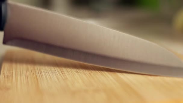 黒いハンドルが付いている金属のナイフ 木製の切断板の調理器具 調理のための準備 新しいアクションを始めるというコンセプト — ストック動画