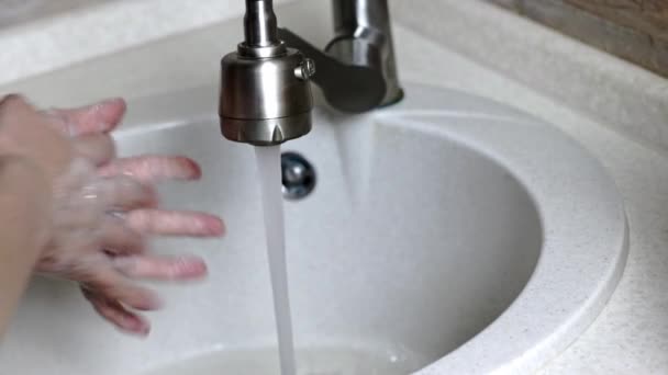 Kadın Mutfak Lavabosunda Ellerini Sabunla Yıkıyor Hijyen Virüsleri Temizleme Önleme Video Klip