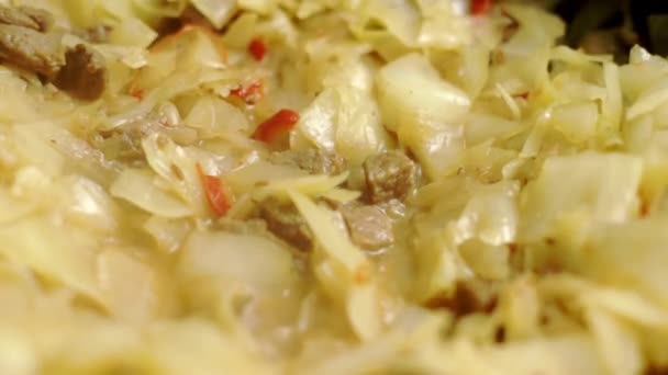 Kocken Öppnar Locket Potten Och Kontrollerar Matlagningen Rödkål Med Kött — Stockvideo