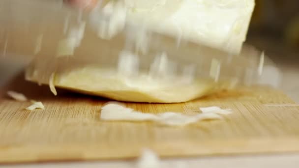 木製の板にナイフが付いている家庭料理のスライスキャベツ 健康的な食事 ベジタリアン エコ製品のコンセプト — ストック動画