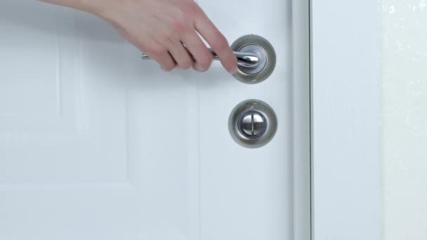 Hüsrana Uğramış Bir Kızın Beyaz Bir Kapıyı Açmaya Çabalarkenki Görüntüsü Stok Çekim 