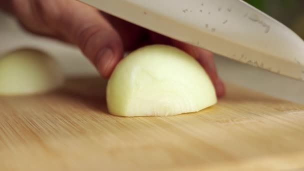 Primer Plano Cuchillo Afilado Cortando Cebollas Frescas Medio Anillos Una — Vídeos de Stock