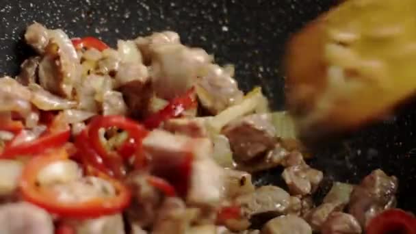 Aşçısının Ahşap Bir Spatula Kullanarak Pişirme Sürecinde Kızarmış Kırmızı Biber Video Klip