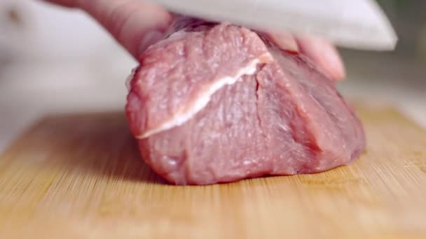 Szczelne Ujęcie Wykwalifikowanego Szefa Kuchni Przygotowującego Surowe Mięso Krojąc Steki — Wideo stockowe
