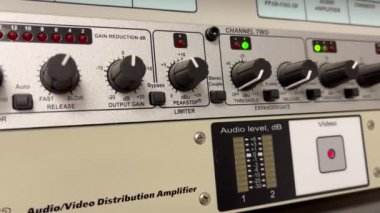 Ses ve görüntü dağılımı için tasarlanmış ileri teknoloji ve bağlantı seçeneklerini gösteren sofistike profesyonel bir panelin yakın plan görüntüsü.