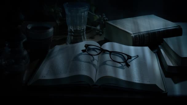 Detailní Záběr Otevřené Bible Brýlemi Spočívajícími Vrcholu Umístěné Přeplněném Vědeckém Videoklip