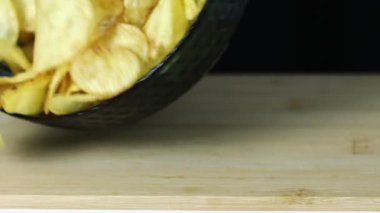 Büyük bir kase dolusu çıtır patates cipsi. Hem atıştırmak hem de arkadaşlarla paylaşmak için birebirdir.