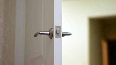 Bu şık ve çağdaş bir kapı tasarımıdır. Güvenli bir kilit mekanizmasıyla birlikte şık bir sapı vardır.