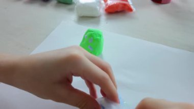 Bu canlı renkli tozlar kullanan, yaratıcı ifadeleri teşvik eden ve keyif veren bir el işi sanat projesi.