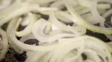 Tavada sotelenmiş soğan pişirme, aşçılık sürecini gözler önüne seriyor.