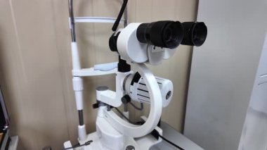 Göz bakımı muayenelerinde olağanüstü hassasiyet sağlamak için özenle tasarlanmış çağdaş bir göz doktoru mikroskobu.