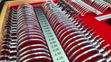 Sistematik bir şekilde düzenlenmiş geniş bir dizi optik lensi gösteren bir ekran yakın plan görüntüsü