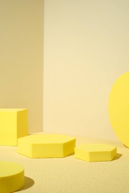 Sarı kaidesel ürün arka planda modern geometrik blok yaz mevsiminde güneş ışığı altında görünür.